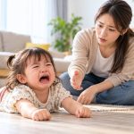 Trẻ 2 tuổi hay ăn vạ: Cách xử lý nhất quán