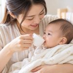 Cho trẻ sơ sinh uống sữa mẹ bằng cốc an toàn