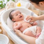 Cách tắm trẻ sơ sinh chưa rụng rốn an toàn